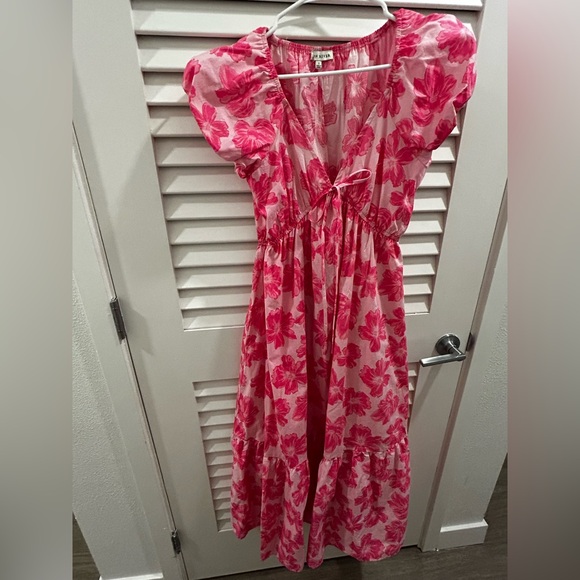 Moon River Dresses & Skirts - Long Pink Dress
Only work once
Super comfortable
No rips, stains, etc